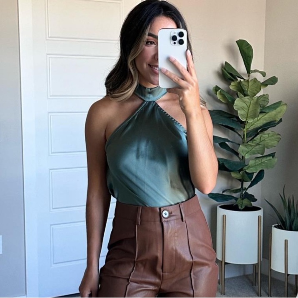 Halter Top LIKE NEW - Picture 4 of 7
